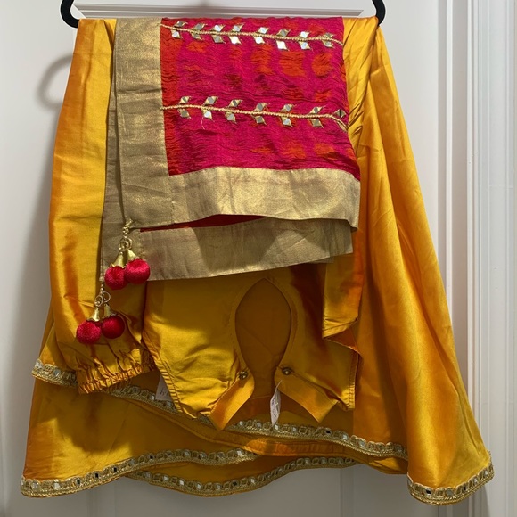 Mehendi Outfit - Picture 3 of 4